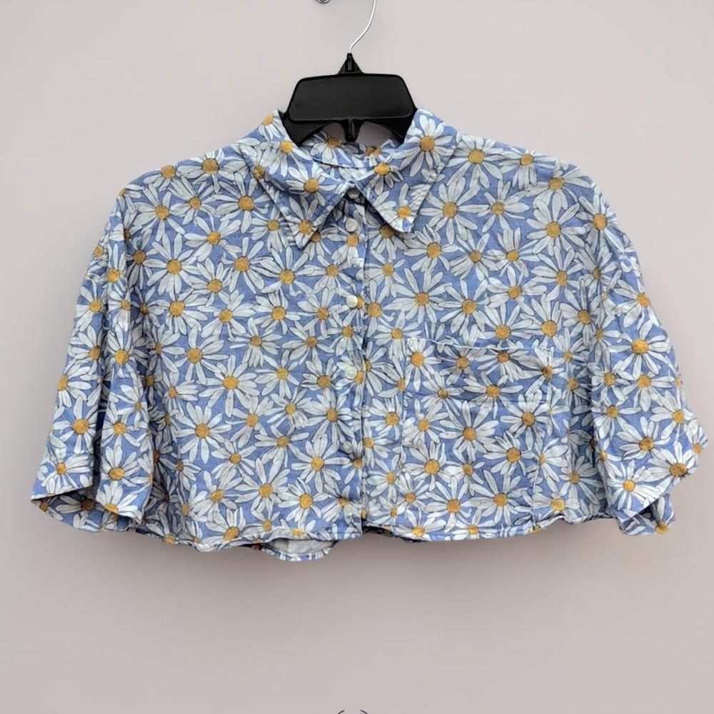 Zara Women’s Daisy Floral Cropped Button Down Size S
23PTP. 15.5L.